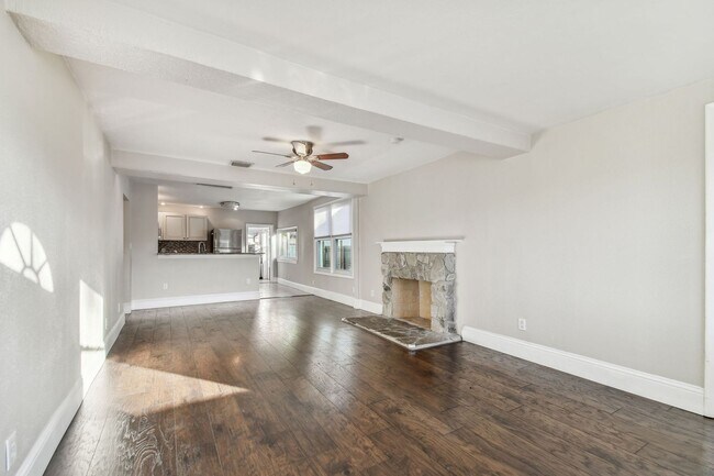 Foto del edificio - Charming 3 bed 2 bath North Kenwood home w...