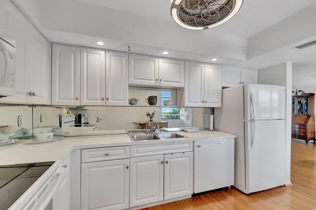 Foto del edificio - 8200 Lakeshore Dr