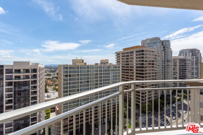 Building Photo - 10727 Wilshire Blvd