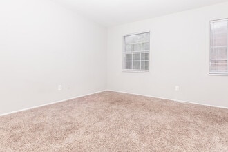 Building Photo - Woodhaven Oaks