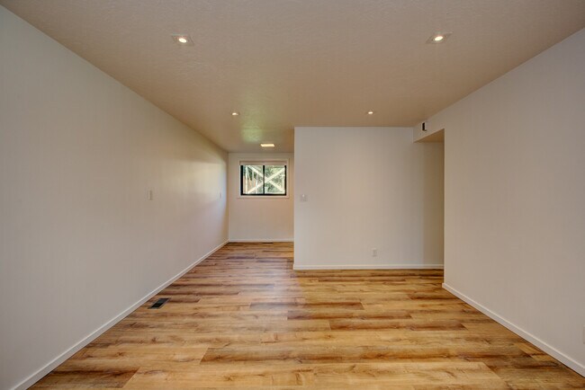 Living space - 830 W Ridenbaugh St