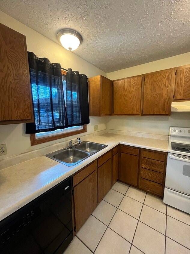 Kitchen - 4414 Solar Pl