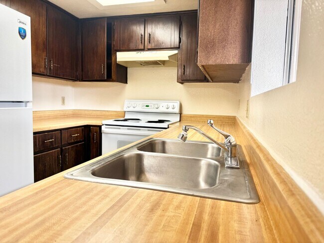 Foto del edificio - Two story unit move-in ready