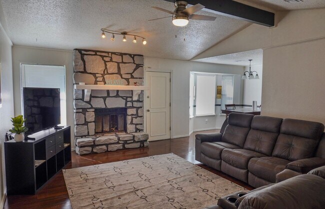 Foto del edificio - Updated 3-Bedroom with Vaulted Ceilings and Corner Lot Charm