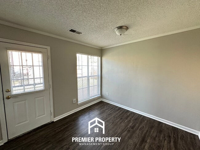 Foto del edificio - Charming 3BR/2BA Near Southwind | High Vaulted Ceilings, Hardwood Floors & Fireplace