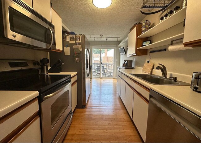 Foto del edificio - 5057 Gatehouse Way