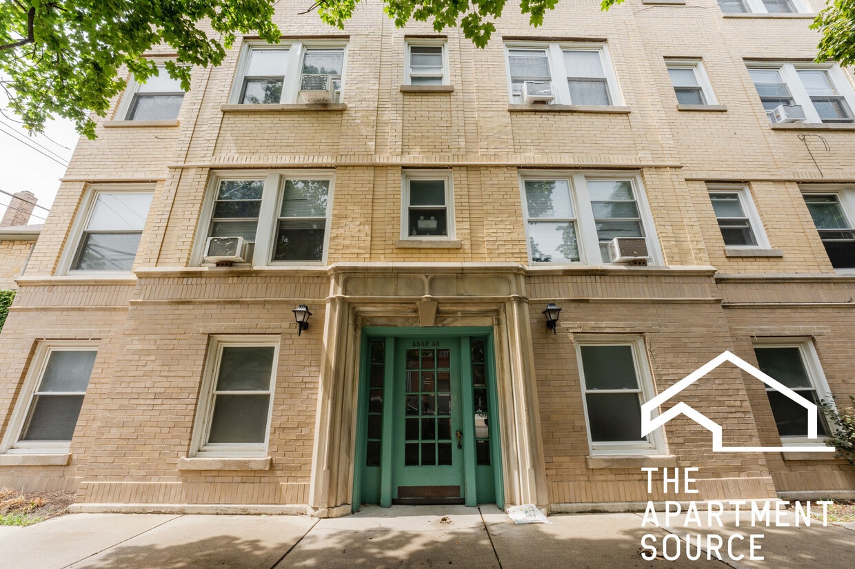 Vintage one bed in Lincoln Square heat included! - 4550 N Maplewood Ave