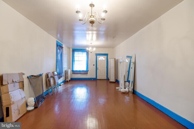 Building Photo - 321 W 7th St