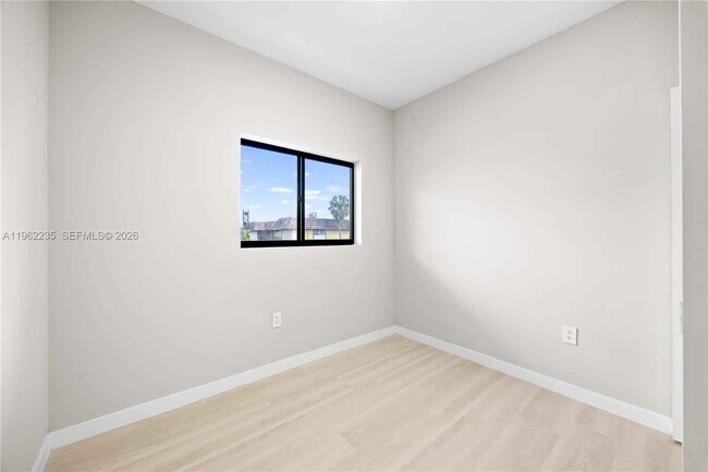 Foto del edificio - 630 NE 166th St