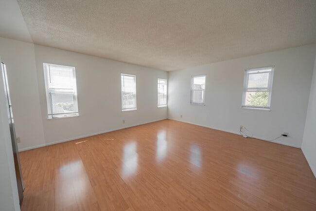 Foto del edificio - 1467 Russell St