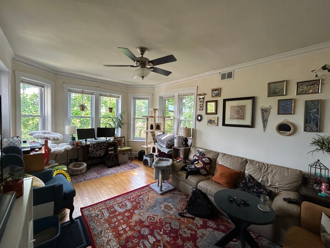 Foto principal - 2555 W Eastwood Ave