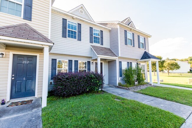 Building Photo - Looking for a townhome in Hubert?