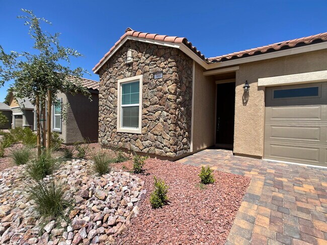 Foto del edificio - 4 BED 2 BATH 2 CAR GARAGE SINGLE STORY SINGLE FAMILY HOME w/ PAVED BACKYARD IN CADENCE COMMUNITY,...