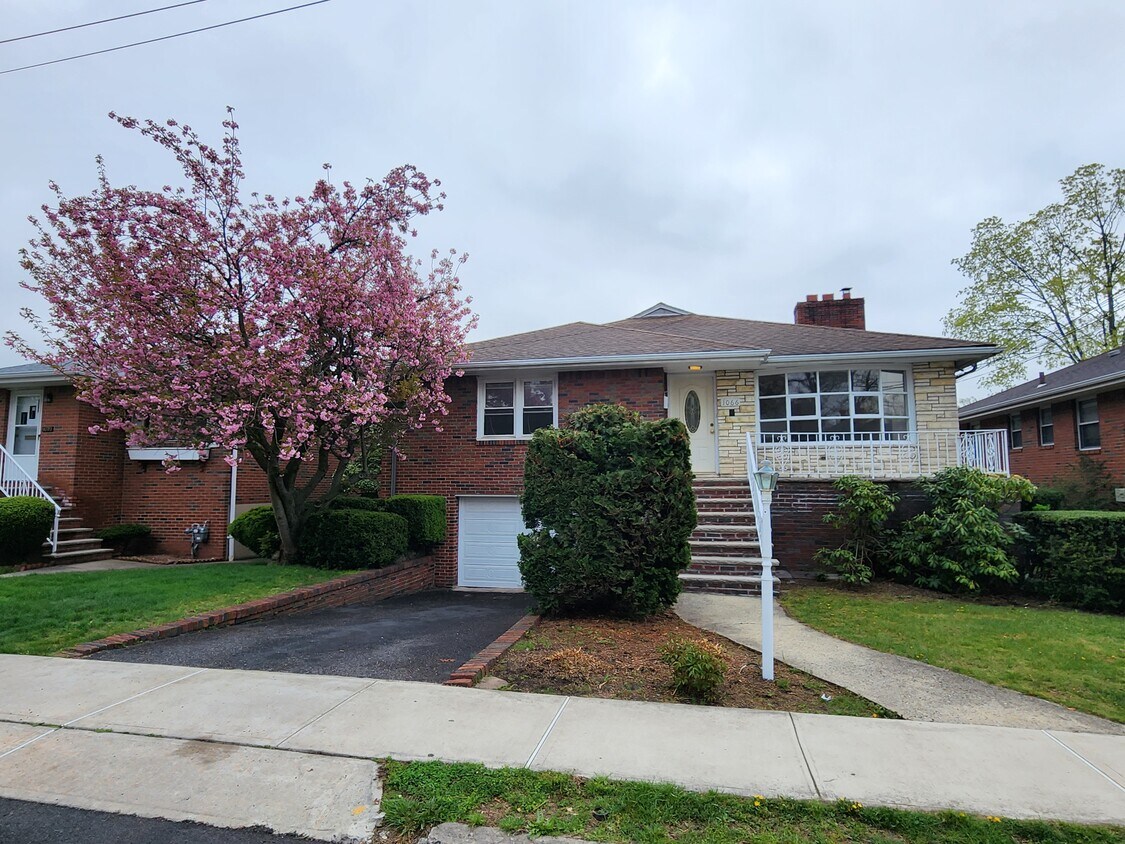 1066 Jassamine Way, Fort Lee, NJ 07024 House Rental in Fort Lee, NJ