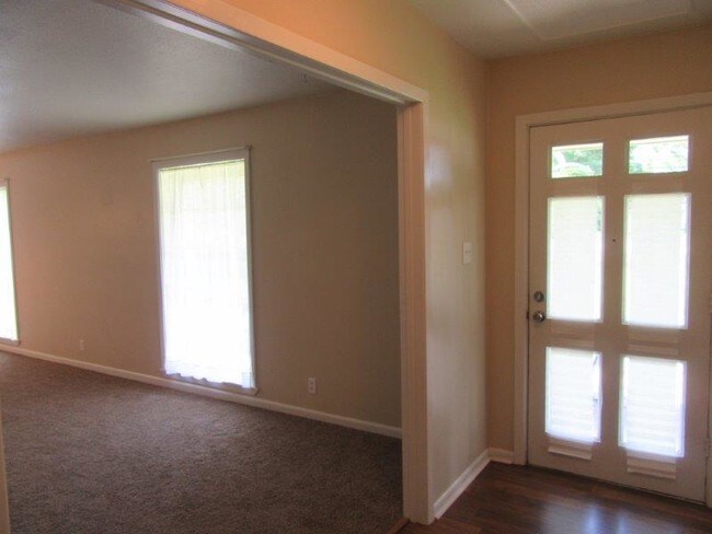 Building Photo - 1715 Woodland Dr