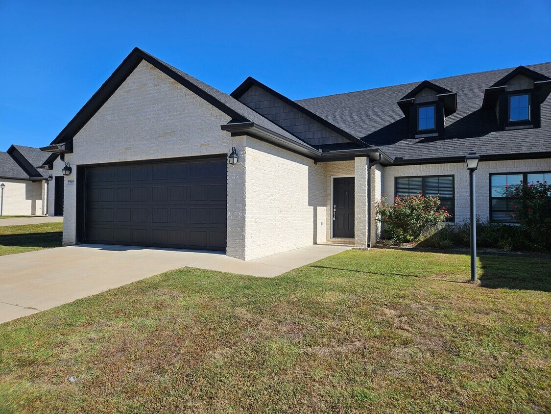 Foto principal - 3B/2.5B Spacious Townhome with Fenced Back...