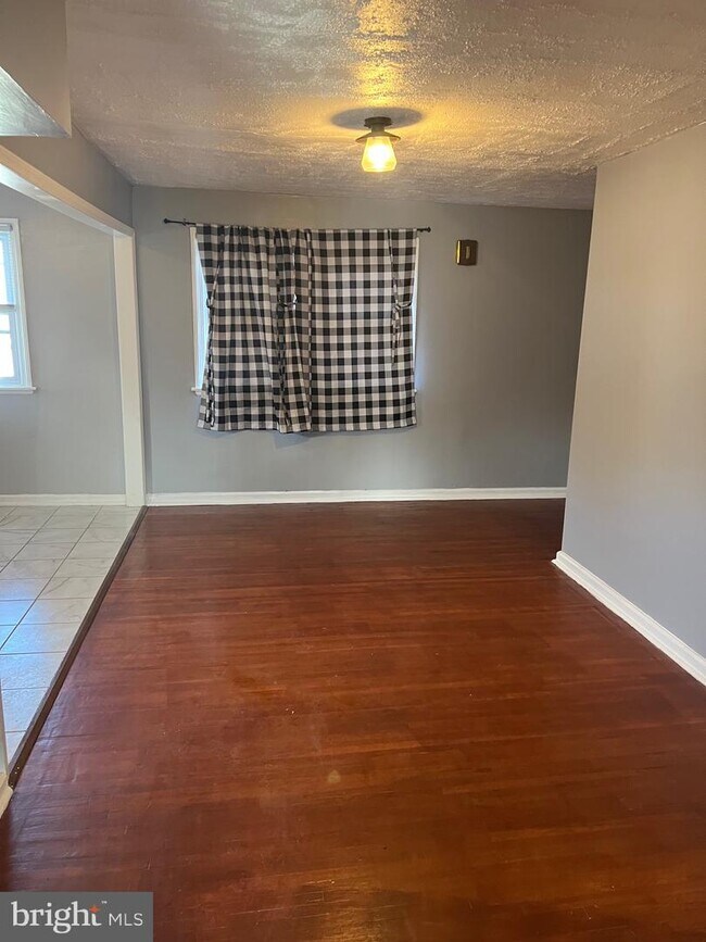 302 E Essex Ave Unit 2, Lansdowne, PA 19050 Room for Rent in