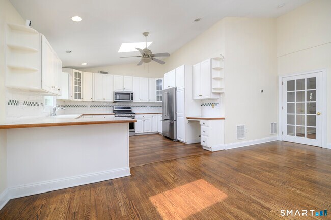 Building Photo - 18 Elm Tree Pl