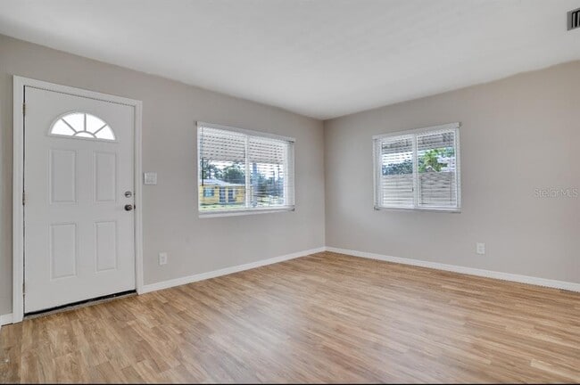 Foto del edificio - 6741 Hibiscus Ave S