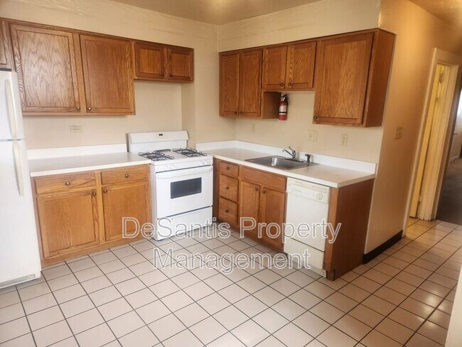 Foto del edificio - 446 Waddell Ave