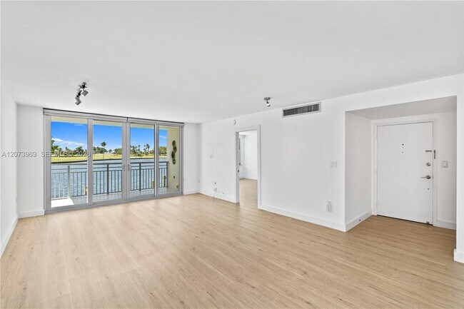 Foto del edificio - 9250 W Bay Harbor Dr