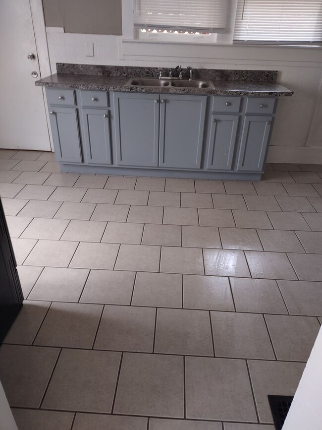 Building Photo - LIMITED TIME MOVE IN SPECIAL!! FIRST MONTH...