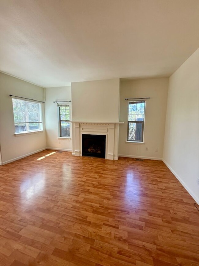 Building Photo - Lovely Corner Lot 3 Bedroom home with Land...