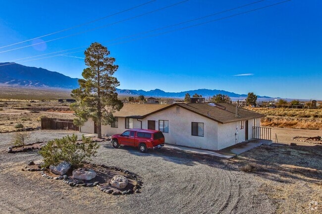 Building Photo - 437 N River Ln
