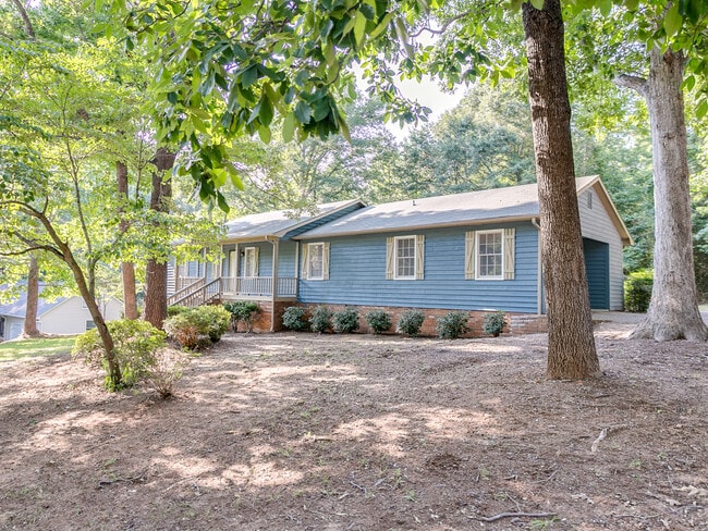 Building Photo - Spacious 3-Bed Home in District 6! Private...