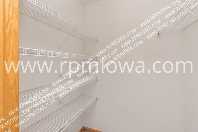 Building Photo - 3181 SW Sharmin Ln