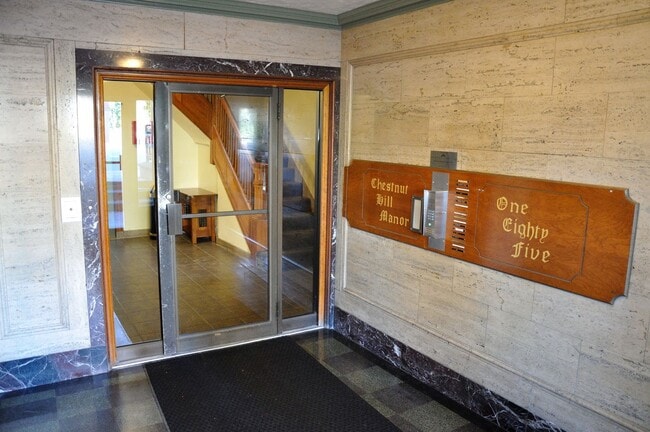 Building Photo - 2BR 1Bth unit. Heat/Hot Water included. Great location!