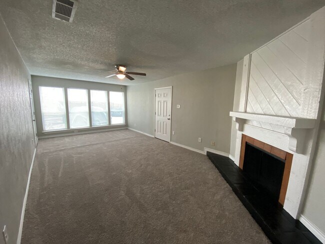 Foto del edificio - Charming Unit with Vaulted Ceilings & Fire...