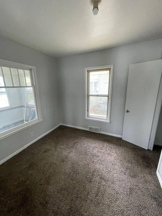 Building Photo - Bright and Functional 2-Bedroom Rental in Flint