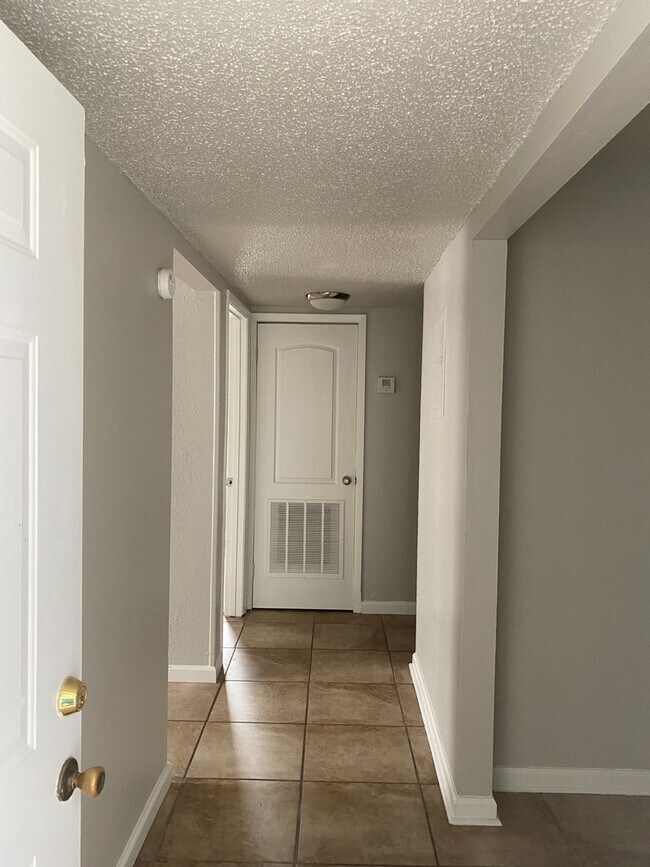 Building Photo - 2 Bedroom Apartment near VSU!