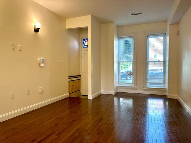 Foto del edificio - Charming  2Bed/2Bath in Patterson Park