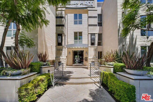 Building Photo - 1318 S Roxbury Dr