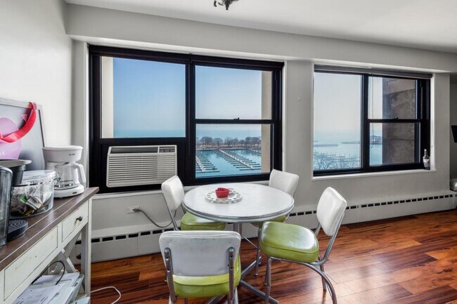 Building Photo - 2 bedroom in Chicago IL 60657