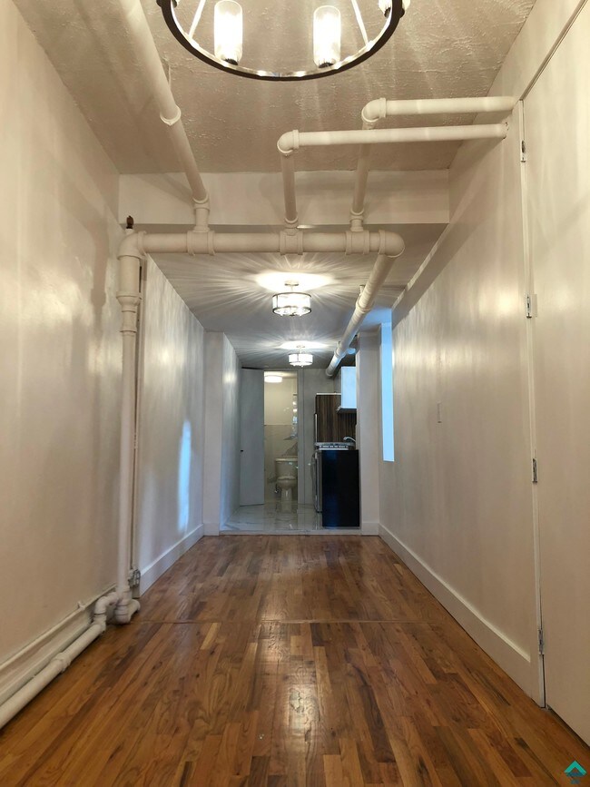 Foto del edificio - 656 Metropolitan Ave