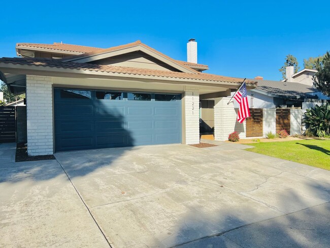 Building Photo - Modern 5 bedroom Home