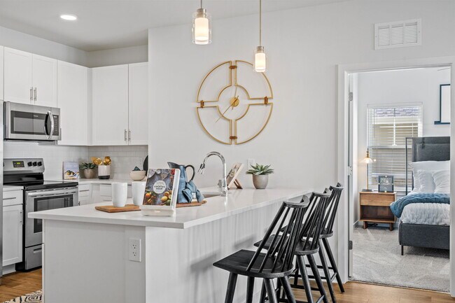 Millas - 2 habitaciones / 2 baños - 1,098 pies cuadrados - Elwood Apartment Homes