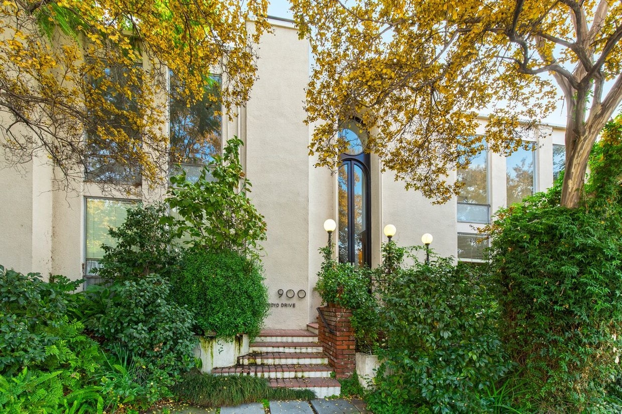 Primary Photo - 900 Arroyo Dr