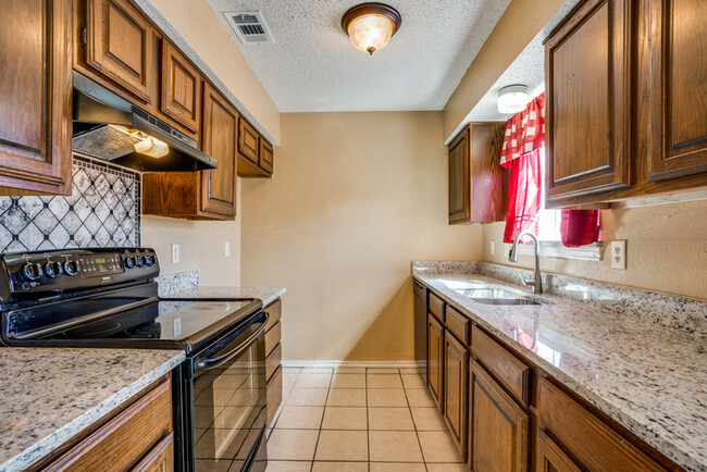 Building Photo - Nicely Maintained 2 Bedroom Townhouse