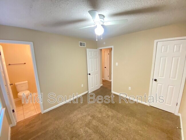 Foto del edificio - 3675 Royal Wood Dr