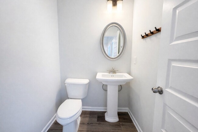 Foto del edificio - 3-bedroom Townhome in Buford City Schools with Quartz Kitchen, Private Suite, and Walkable Downto...