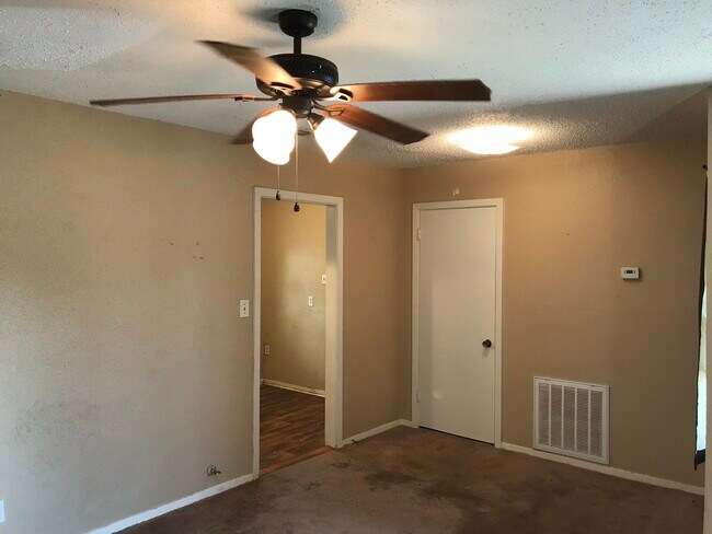 Foto del edificio - 1005 E Polk Ave