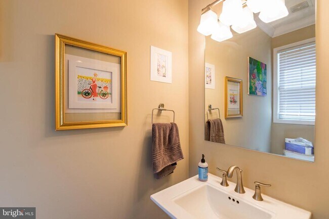 Building Photo - 2423 Grays Ferry Ave