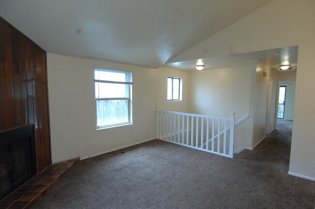 Foto del edificio - Great 4 Bedroom Now Available