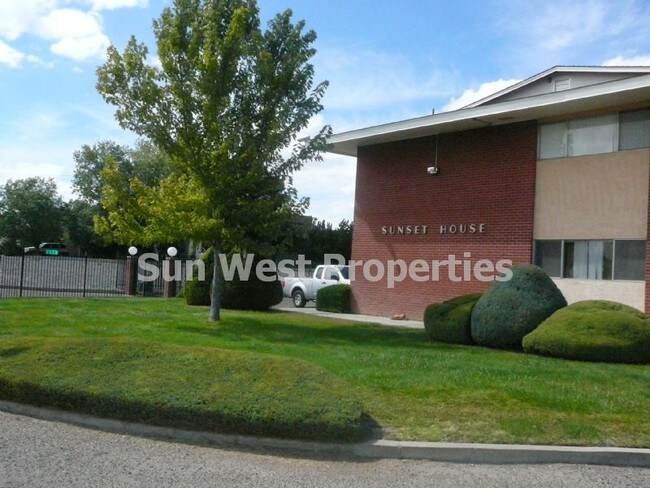 Foto del edificio - Gated Community!