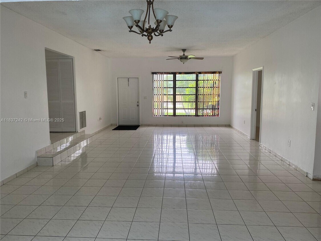 Foto del edificio - 1121 NE 199th St