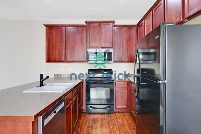 Foto del edificio - "Charming 3-Bed Oasis with 2.5 Baths in Prime Renton Location - Spacious layout!"